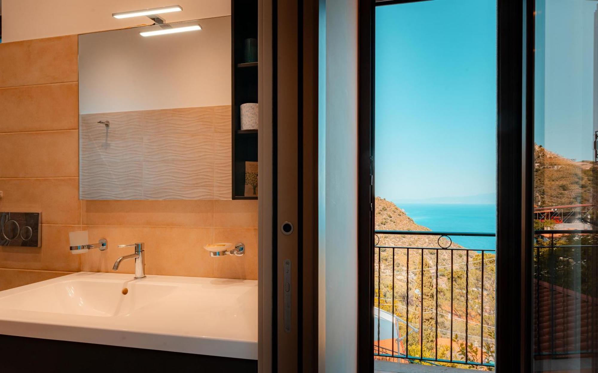 Deluxe tweepersoonskamer met balkon en uitzicht op zee